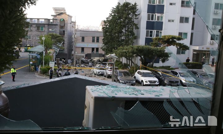 [청주=뉴시스] 서주영 기자 = 13일 새벽 충북 청주시 흥덕구 봉명동의 한 상가에서 가스폭발로 추정되는 사고가 발생해 건물이 파손돼 있다. 2026.04.13. juyeong@newsis.com 