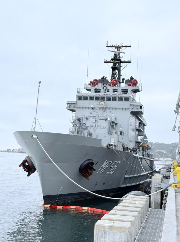 [서울=뉴시스] 에콰도르 국방부는 12일(현지 시간) 소셜미디어(SNS) 엑스(X·옛 트위터)를 통해 에콰도르군에 새로운 대형 군함이 곧 편입될 예정이라고 밝혔다. 해당 함정은 '얌벨리호'로 불리는 3000t급 경비함으로, 국방부에 따르면 지난 2024년 4월 지안 카를로 로프레도 국방장관이 한국을 방문해 한국 해양경찰과 이 함정 이전을 위한 양해각서를 체결했다.(사진=에콰도르 국방부 엑스 갈무리). 2026.04.13. photo@newsis.com *재판매 및 DB 금지