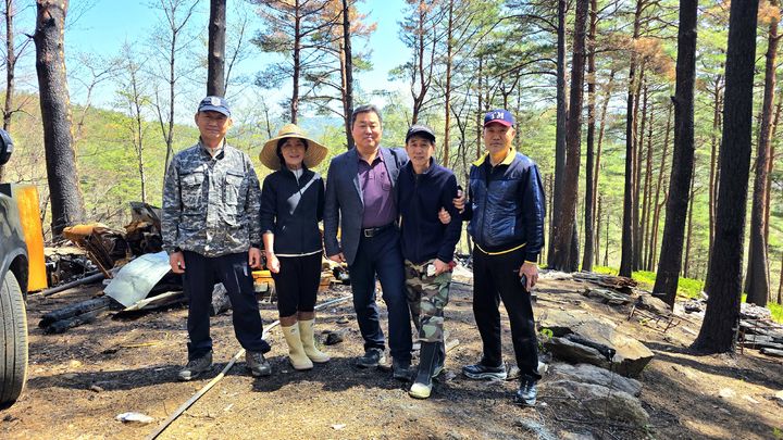 [강릉=뉴시스] 12일 (사)한국전문임업인협회 강릉시협의회 김창래 회장이 산불 피해를 입은 양양군협의회 회원에게 성금을 전달한 후 기념사진을 촬영하고 있다.(사진=강릉시협의회 제공)photo@newsis.com *재판매 및 DB 금지