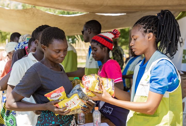 [서울=뉴시스] 글로벌 아동권리 전문 NGO 굿네이버스는 한국국제협력단(KOICA·코이카)과 함께 분쟁 위기에 처한 레바논 실향민을 돕기 위한 '라피드(RAPID)' 2기 사업에 대한 약정을 체결했다고 13일 밝혔다. 사진은 라피드(RAPID) 1기 사업으로 진행된 말라위 급성식량위기 대응 현장에서 긴급 식량을 배분하는 모습. (사진=굿네이버스 제공) 2026.04.13. photo@newsis.com *재판매 및 DB 금지 *재판매 및 DB 금지