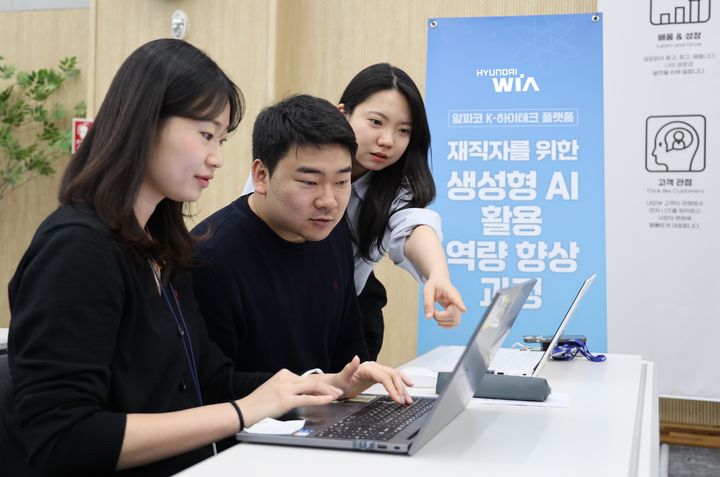 현대위아 직원들이 13일 경상남도 창원시 현대위아 비전홀에서 모든 사무·연구직군 직원을 대상으로 실시하는 ‘AX Literacy 교육’에 참여하고 있다.(사진=현대위아 제공). 2026.04.13. photo@newsis.com *재판매 및 DB 금지