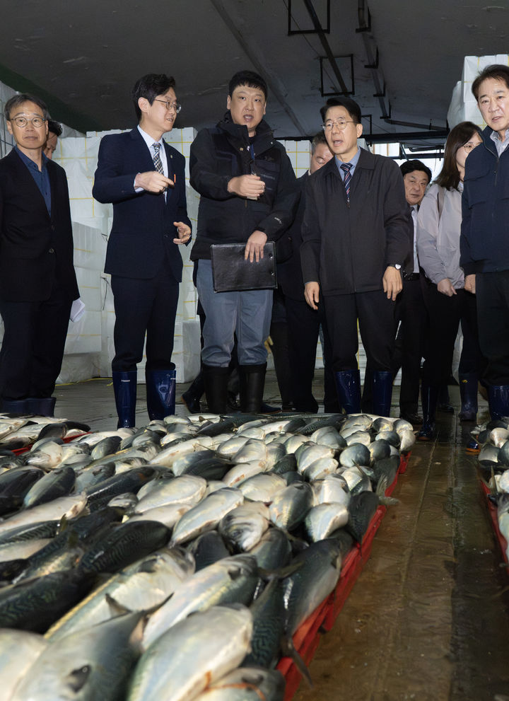 [서울=뉴시스] 황종우 해양수산부 장관은 13일 부산공동어시장을 찾아 수산물 위판 현황과 현대화사업 현장을 점검하고, 수협 조합장 등 수산단체를 만나 간담회를 가졌다. (사진=해수부 제공) 2026.04.13. photo@newsis.com *재판매 및 DB 금지