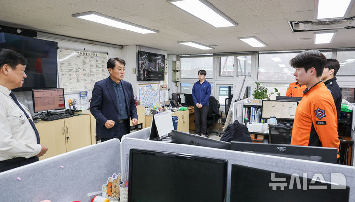 [군포=뉴시스] 하은호 시장이 군포서를 방문해 직원들에 대한 격려와 함께 '철쭉 축제'의 안전을 당부하고 있다. (사진=군포시 제공). 2026.04.13.photo@newsis.com