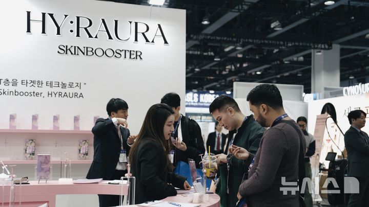 [서울=뉴시스] 차메디텍이 대한미용성형레이저의학회에서 홍보부스를 차리고 신제품 스킨부스터 '하이로라'를 홍보했다고 13일 밝혔다. (사진=차메디텍 제공) 2026.04.13. photo@newsis.com