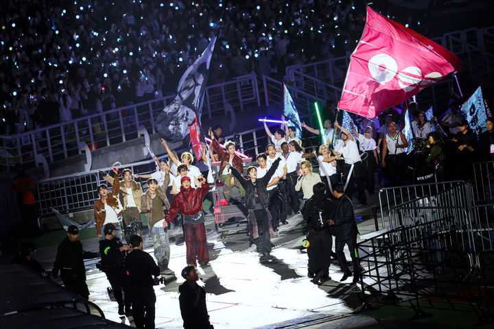 [고양=뉴시스] 글로벌 슈퍼 그룹 '방탄소년단'(BTS)이 지난 9일과 11~12일 경기 고양 고양종합운동장 주경기장에서 'BTS 월드 투어 '아리랑'(WORLD TOUR 'ARIRANG')'의 첫 공연을 성황리에 마쳤다. 총 3회에 걸쳐 약 13만2000명의 관객이 운집했다. 전 세계 주요 국가·지역의 영화관에서 동시 생중계되는 '라이브 뷰잉(Live Viewing)'이 진행됐고 글로벌 슈퍼팬 플랫폼 위버스(Weverse)의 온라인 스트리밍을 통해 194개 국가/지역의 관객이 함께했다. (사진 = 빅히트 뮤직(하이브) 제공) 2026.04.13 photo@newsis.com *재판매 및 DB 금지