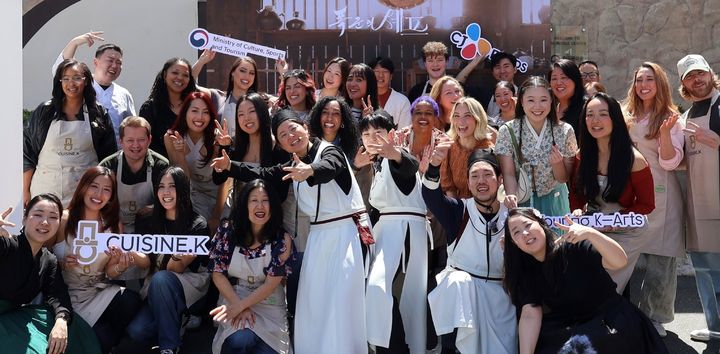 4일 미국 LA에서 열린 CJ제일제당 'K-쿠킹 클래스 바이 퀴진케이' 참가자들이 단체 사진을 찍고 있다. (사진=CJ제일제당 제공) *재판매 및 DB 금지