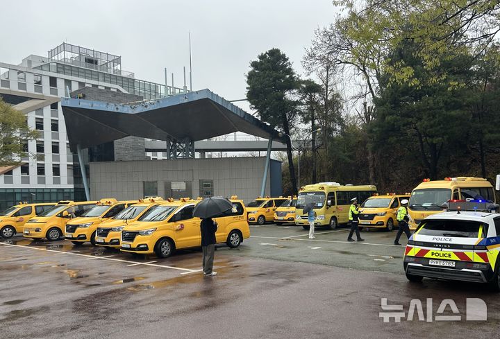 [군포=뉴시스] 경기 군포시가 봄철 어린이 교통사고 예방을 위해 경찰 등과 손을 잡고 통학버스 특별 점검에 나서고 있다. (사진=군포시 제공) 2026.04.13.photo@newsis.com