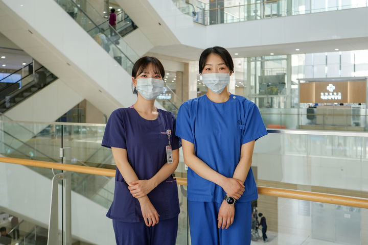 [부산=뉴시스] 혈액종양내과 이나영(왼쪽) 간호사와 응급중환자실 김나현 간호사. (사진=해운대백병원 제공) 2026.04.13. photo@newsis.com  *재판매 및 DB 금지