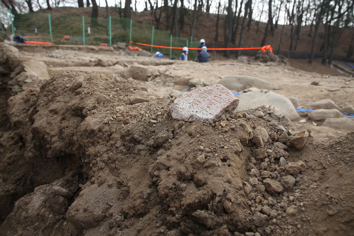[서울=뉴시스] 경주연구소 소장 비편 수습 당시 모습. (사진=국가유산청 제공) 2026.04.13. photo@newsis.com *재판매 및 DB 금지