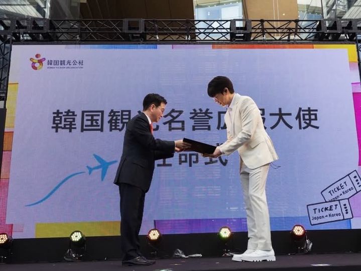 한국관광공사 박성혁 사장(왼쪽)이 가수 성시경에게 한국관광 명예홍보대사 위촉장을 전달하고 있다. (사진=한국관광공사) *재판매 및 DB 금지