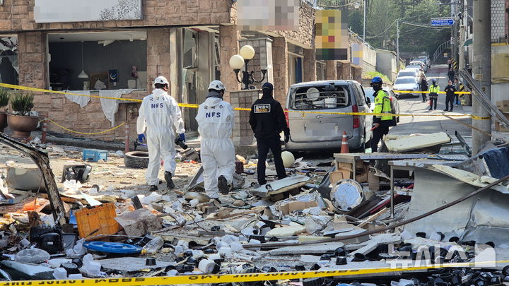 [청주=뉴시스] 연현철 기자 = 13일 오전 4시께 충북 청주시 흥덕구 봉명동의 한 3층짜리 상가건물에서 가스 누출 추정 폭발사고가 발생해 경찰과 국립과학수사연구원이 현장 조사를 진행 중이다. 2026.04.13. yeon0829@newsis.com