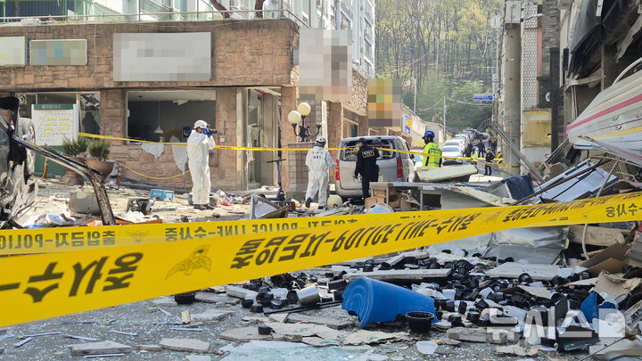 [청주=뉴시스] 연현철 기자 = 13일 오전 4시께 충북 청주시 흥덕구 봉명동의 한 3층짜리 상가건물에서 가스 누출 추정 폭발사고가 발생해 경찰과 국립과학수사연구원이 현장 조사를 진행 중이다. 2026.04.13. yeon0829@newsis.com