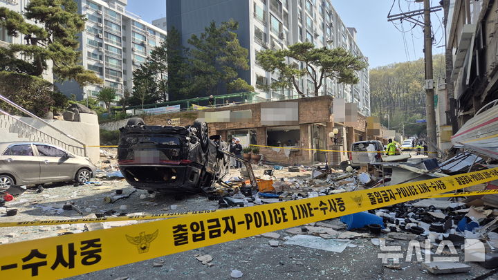 [청주=뉴시스] 연현철 기자 = 13일 오전 4시께 충북 청주시 흥덕구 봉명동의 한 3층짜리 상가건물에서 가스 누출 추정 폭발사고가 발생해 경찰과 국립과학수사연구원이 현장 조사를 진행 중이다. 2026.04.13. yeon0829@newsis.com