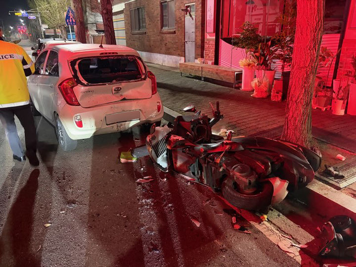 [김제=뉴시스] 13일 오전 3시1분께 전북 김제시 신풍동의 한 도로에서 주행 중이던 오토바이가 주차된 경차를 들이받아 오토바이가 차량 뒤에 쓰러져있다. (사진=전북도소방본부 제공) 2026.04.13. photo@newsis.com *재판매 및 DB 금지