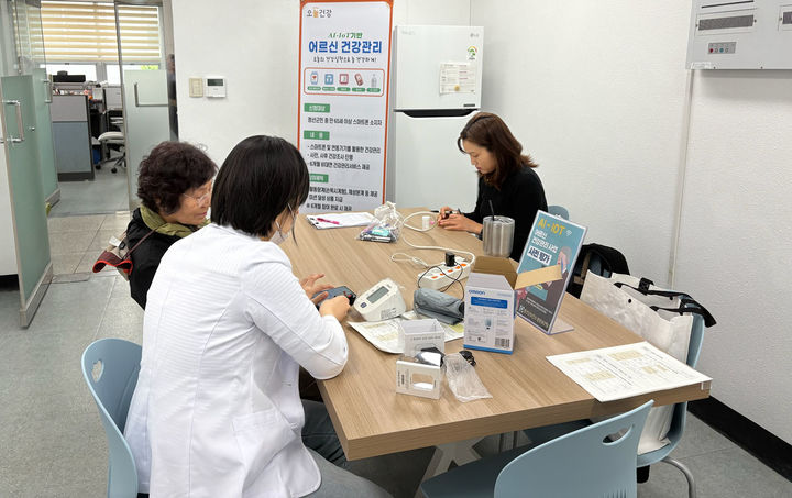 정선군보건소의 어르신 스마트 건강관리 서비스 운영 모습.(사진=정선군 제공) *재판매 및 DB 금지