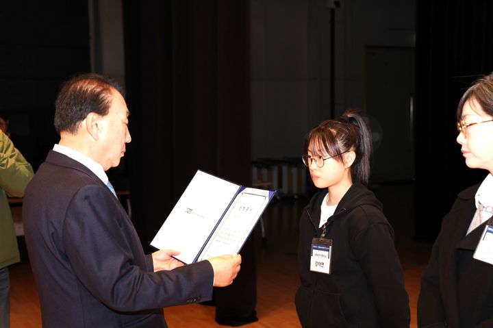 [횡성=뉴시스] 문화예술회관에서 열린 제15회 횡성인재육성장학회 장학증서 수여식에서 한 학생이 장학증서를 받고 있다. (사진=횡성군 제공) 2026.04.13. photo@newsis.com *재판매 및 DB 금지
