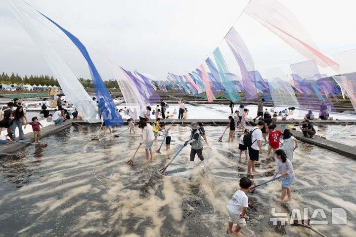 [시흥=뉴시스] 지난해 열린 시흥 갯골 축제 염전 체험 부스 현장. (사진=시흥시 제공).2026.04.13.photo@newsis.com