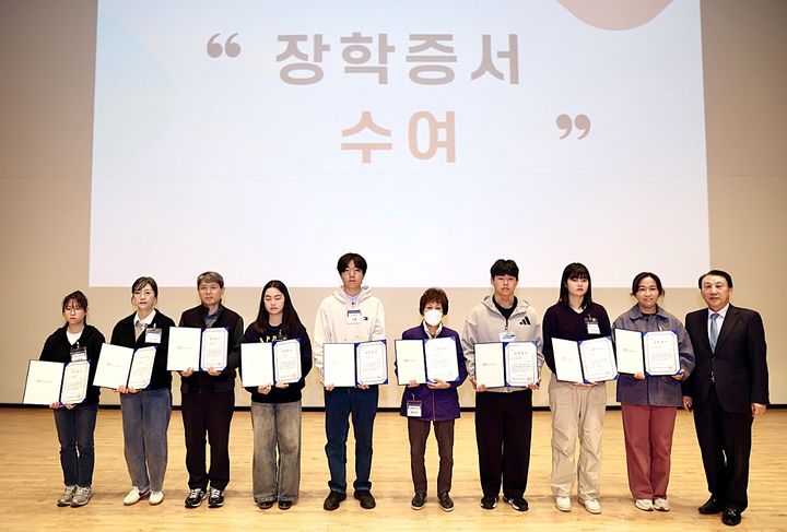[횡성=뉴시스] 제15회 장학증서 수여식. (사진=횡성군 제공) 2026.04.13. photo@newsis.com *재판매 및 DB 금지