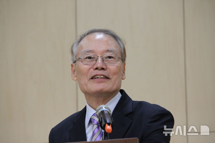 [천안=뉴시스] 최영민 기자=김희곤 독립기념관장이 13일 충남 천안시 독립기념관 겨레누리관 컨벤션홀에서 열린 취임식에서 직원들에게 인사말을 하고 있다. 2026.04.13 ymchoi@newsis.com