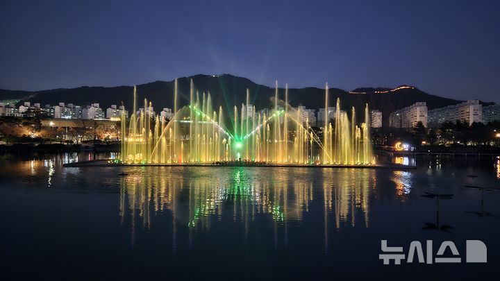 [김해=뉴시스]김해 연지공원 음악분수. (사진=김해시 제공). 2026.04.13. photo@newsis.com