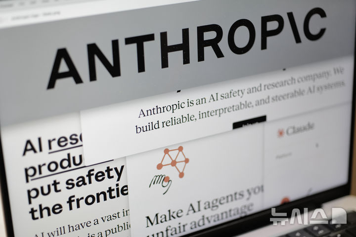 [뉴욕=AP/뉴시스] 한 컴퓨터 화면에 나와 있는 앤트로픽 웹사이트 페이지와 회사 로고. 2026.04.13.