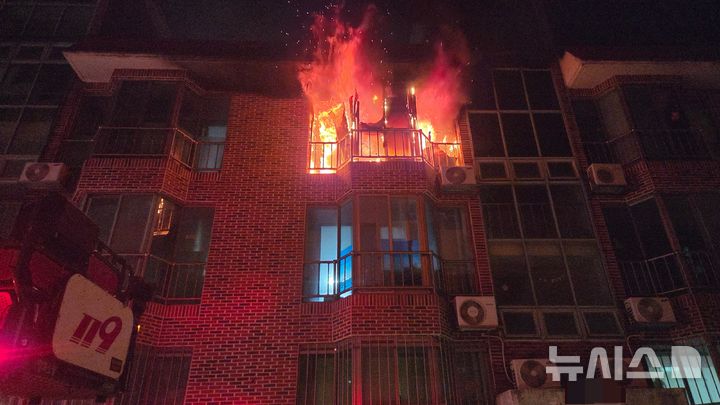 [경주=뉴시스] 경주시 석장동 원룸 화재 현장(사진=경북소방본부 제공) 2026.4.13. photo@newsis.com