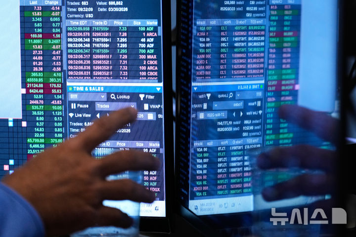 [뉴욕=AP/뉴시스] 미국 뉴욕 월스트리트의 뉴욕증권거래소(NYSE) 객장에서 지난달 트레이더들이 업무를 보고 있다. 미국 기업들이 올해 1분기 '역대급' 실적을 기록할 것이라는 관측이 나왔다. 달러 약세와 도널드 트럼프 행정부의 세제·지출 정책이 전쟁 충격을 상쇄하는 것으로 보인다. 2026.04.14.