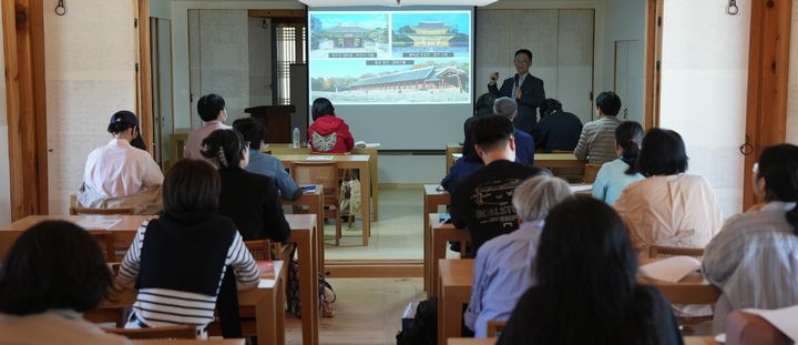 [서울=뉴시스] 지난해 4월 30일 진행된 '도란도란 궁궐 가회' 상반기 시민강좌 모습 (사진=국가유산청 제공) 2026.04.13. photo@newsis.com *재판매 및 DB 금지