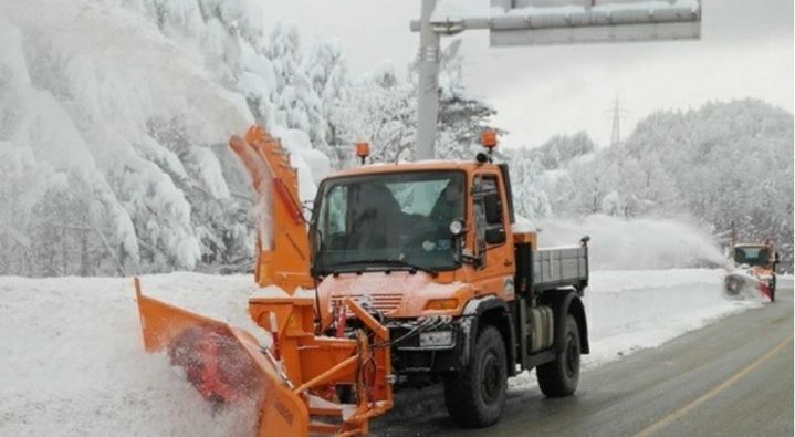  [홍천=뉴시스] 13일 홍천군은 지난 2025년 11월 15일부터 2026년 3월 31일까지의 동절기 제설 작업을 종료했으며, 이 기간에 제설제총 5232t이 투입됐다고 밝혔다. 사진은 홍천 지역 국도 제설 작업하는 홍천국토관리사무소 제설작업 모습.&nbsp; *재판매 및 DB 금지