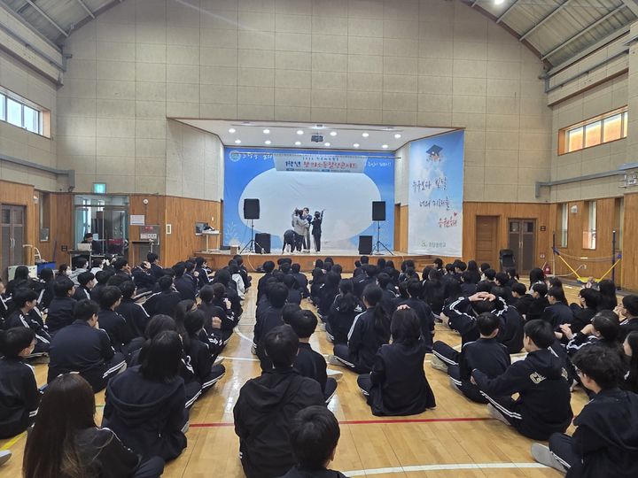 [용인=뉴시스] 힐링콘서트에 참여하고 있는 학생들(사진=초당중 제공) 2026. 04. 13. photo@newsis.com *재판매 및 DB 금지