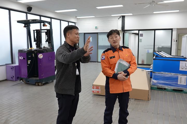 [용인=뉴시스] 김영진 용인소방서 화재예방과장이 안전지도하고 있다. (사진=용인소방서 제공) 2026. 04. 13. photo@newsis.com *재판매 및 DB 금지