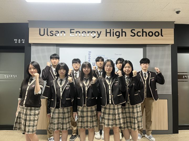 [울산=뉴시스] 울산에너지고 2학년 학생들이 최근 삼성계열사 장학생 특별채용에서 최종합격하고 기념사진을 찍고있다. (사진=울산시교육청 제공) 2026.04.13. photo@newsis.com *재판매 및 DB 금지