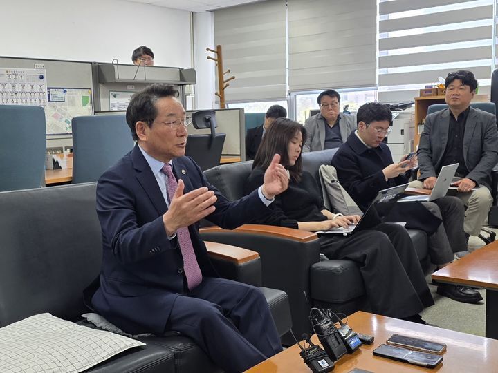 [인천=뉴시스] 전예준 기자 = 유정복 인천시장이 13일 인천시청 기자실을 찾아 기자들의 질의에 답변하고 있다. 2026.04.13. kok@newsis.com *재판매 및 DB 금지