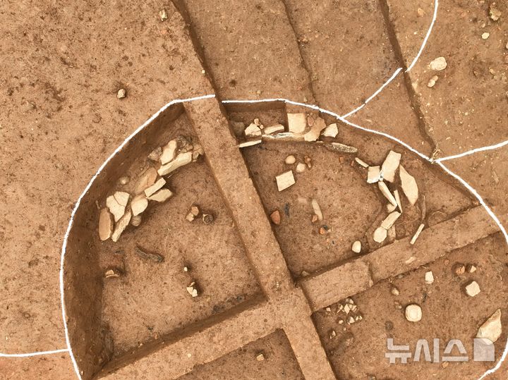 [고성=뉴시스]경남 '고성 만림산 토성' 발굴조사 현장의 19호 주거지 내 온돌시설 모습.(사진=경남도 제공) 2026.04.13. photo@newsis.com