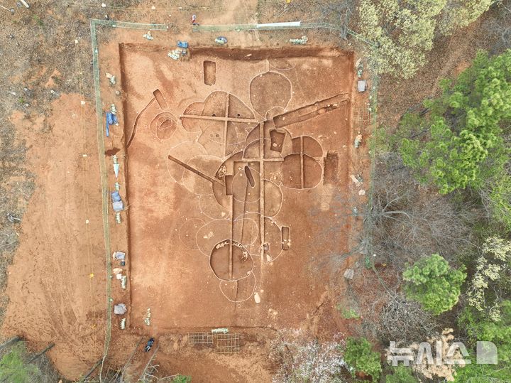 [고성=뉴시스]경남 고성군 고성읍 대독리 일원 '고성 만림산 토성' 발굴조사 현장.(사진=경남도 제공) 2026.04.13. photo@newsis.com