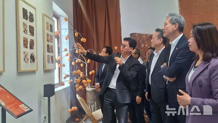 [베이징=뉴시스] 지난 9∼10일 산시성을 방문한 노재헌 주중국대사가 10일 푸핑현에서 삼성전자 관계자로부터 농촌 진흥 프로젝트에 대해 설명을 듣고 있다.(사진=주중국대사관 위챗 갈무리) 2026.04.13 photo@newsis.com