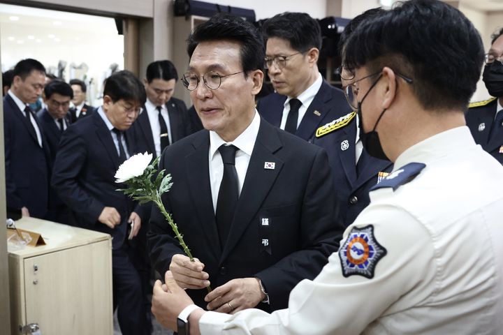 [서울=뉴시스]김민석 국무총리는 13일 완도대성병원 장례식장에 마련된 완도소방서 소속 A소방위(44)와 해남소방서 소속 B소방사(30)의 빈소를 직접 방문해 옥조근정훈장을 추서했다. 고인은 전남 완도군의 냉동창고 화재 현장에서 불길을 잡다 순직했다. (사진=총리실 제공) photo@newsis.com *재판매 및 DB 금지