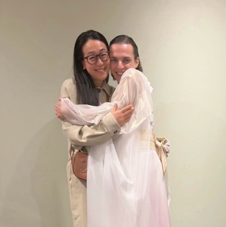 [서울=뉴시스] 전 피겨스케이팅 선수 아사다 마오(왼쪽)와 스페인 출신 스케이터 엘네스트 마르티네스. (사진=마르티네스 인스타그램 캡처) 2026.04.13. 