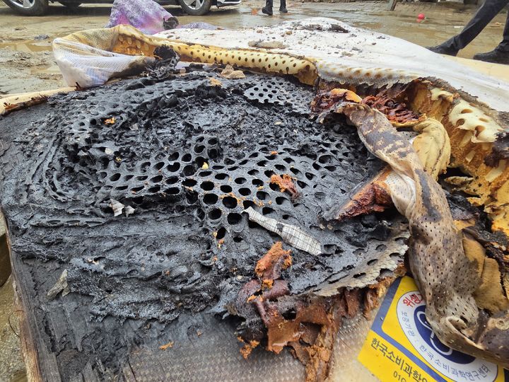 [계룡=뉴시스]지난 10일 두마면의 한 단독주택에서 발생한 화재가 주택용 소방시설인 '단독경보형 감지기'의 작동으로 큰 피해를 막았다. 당시 화재로 불에 탄 전기장판. (사진=계룡소방서 제공) 2026. 04. 13 photo@newsis.com *재판매 및 DB 금지