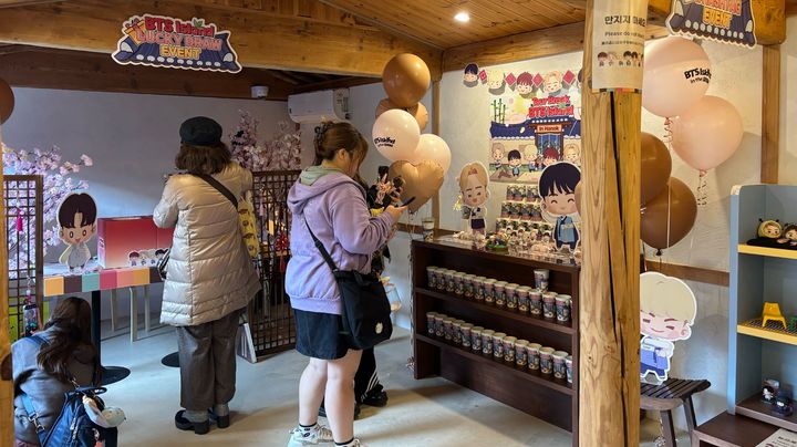 [서울=뉴시스] 드림에이지는 모바일 매치 3 퍼즐 게임 인더섬에서 마련한 '투어 브레이크: BTS 아일랜드 in 한국' 오프라인 행사를 성황리에 마쳤다. (사진=드림에이지 제공) *재판매 및 DB 금지