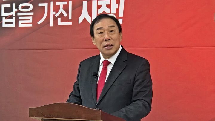 [세종=뉴시스] 송승화 기자 = 나성동 선거사무실에서 기자회견하는 국민의힘 최민호 세종시장 예비후보. 2026.04.13. ssong1007@newsis.com *재판매 및 DB 금지