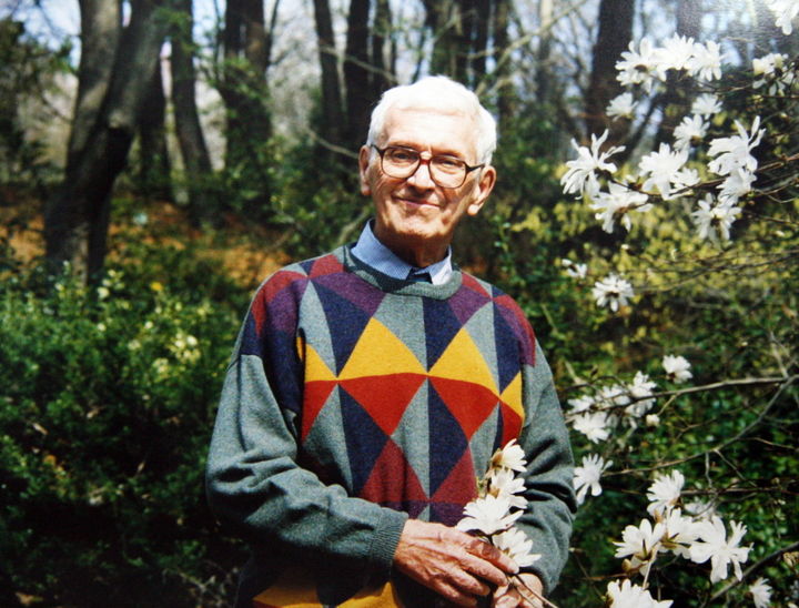 [서울=뉴시스] 1921년 미국 펜실베이니아주에서 태어나 1979년 한국에 귀화한 한국 귀화 1호 미국인 민병갈 박사. 48년간 주한미군사령부에 복무한 장교 출신으로 귀화 전 이름은 칼 페리스 밀러였다. (사진=천리포수목원 누리집 갈무리) 2026.04.13. photo@newsis.com *재판매 및 DB 금지