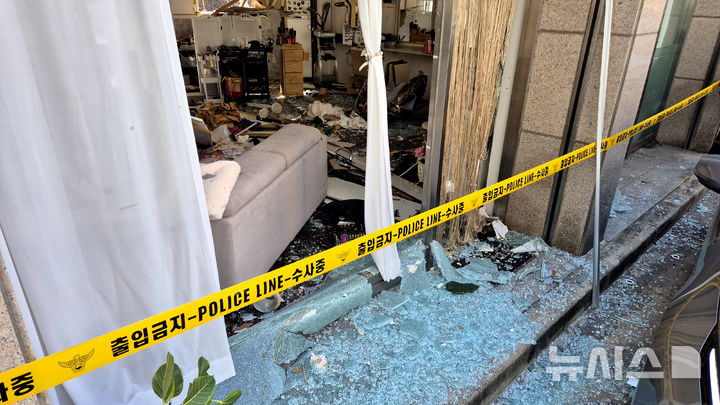 [청주=뉴시스] 연현철 기자 = 13일 오전 충북 청주시 흥덕구 봉명동의 한 3층짜리 상가건물에서 LP가스 폭발사고가 발생해 같은 건물의 미용실 유리창 파편들이 사방에 널브러져 있다. 2026.04.13. yeon0829@newsis.com