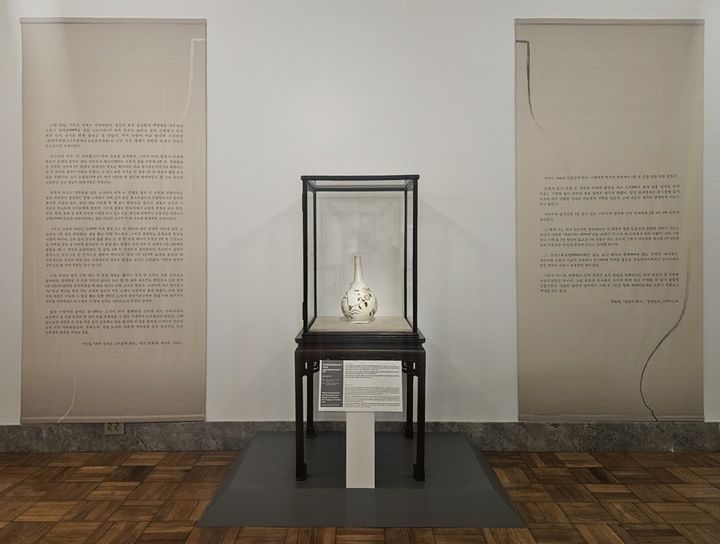 간송미술관 봄 전시에 선보인 백자 전시장 ⓒ 간송미술문화재단 *재판매 및 DB 금지