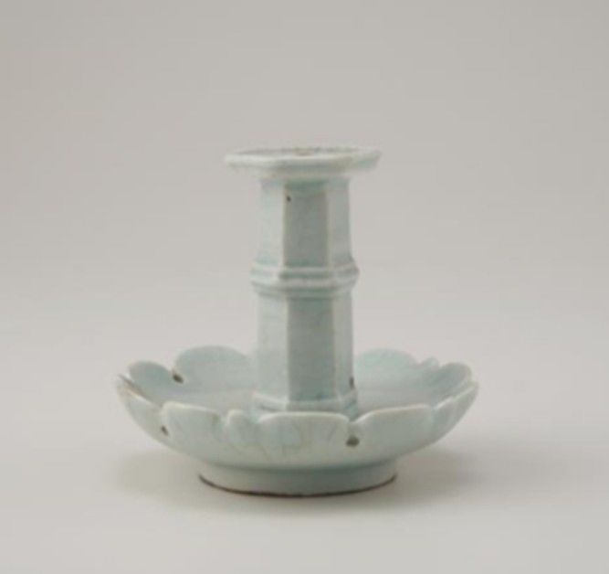 <백자화형향꽂이(白磁花形香串之)>1939년 3월에 개최된 경성미술구락부 경매회에 부내 도이 힌이치(府內土井賓一氏) 소장 이조도기(李朝陶磁) 공예미술품 가운데 하나로 출품되어 간송 전형필에게 낙찰되었다. *재판매 및 DB 금지