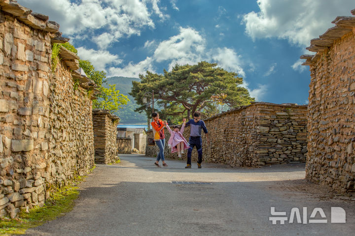 [고성(경남)=뉴시스] 신정철 기자= 경남 고성군의 코리아둘레길 ‘2026 걷기여행길 프로그램’이 지난 5일 ‘진달래 걷기축제'를 시작으로 ‘길동무 프로그램’, ‘my자연인로드’ 등 설렘 가득한 테마를 통해 총 32회에 걸쳐 다양한 여행객과 만날 예정이다. 사진은 지난해 걷기여행길 프로그램 학동마을 모습.(사진=뉴사스DB).2026.04.13. sin@newsis.com