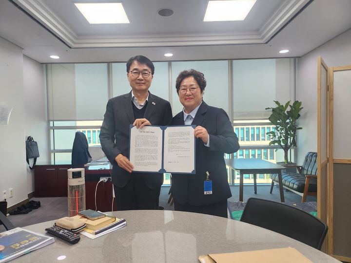 [대전=뉴시스] 왼쪽부터 김준환 국회의원과 정상신 6·3대전시교육감 예비후보. (사진=대전시교육청 제공) 2026.04.13. photo@newsis.com *재판매 및 DB 금지