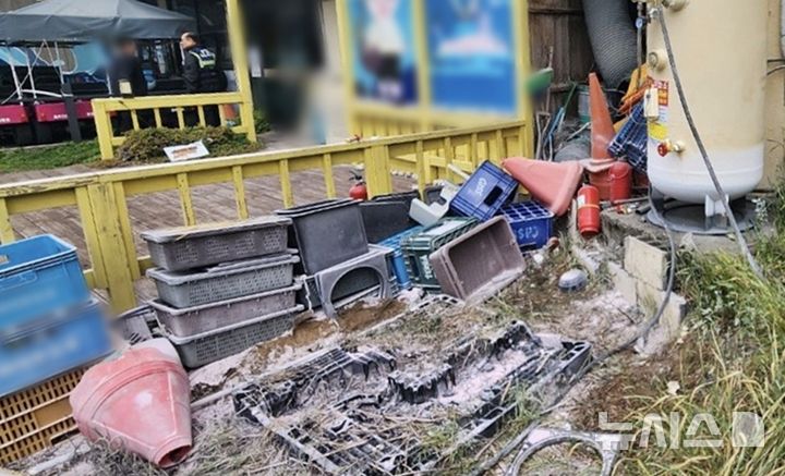 [제주=뉴시스] 13일 오전 제주시 조천읍 함덕리 소재 음식점에서 LPG가스 누출 추정 화재가 발생해 경찰과 소방당국이 수습에 나서고 있다. (사진=제주소방안전본부 제공) 2026.04.13. photo@newsis.com