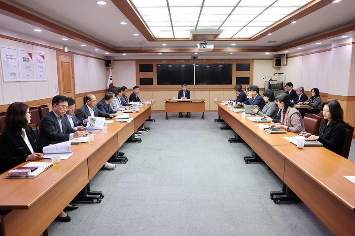 [양산=뉴시스] 시장권한대행 체제 전환 이후 첫 국·소장 회의를 열고 있다. (사진= 양산시 제공) 2026.04.13. photo@newsis.com *재판매 및 DB 금지