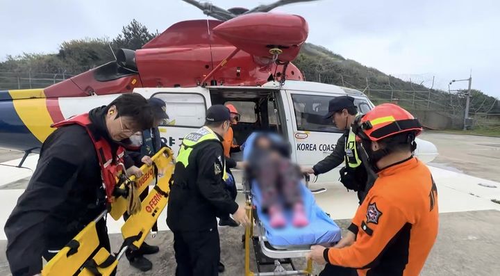 [여수=뉴시스] 여수해경이 섬 마을 응급환자를 헬기 이송하고 있다. (사진=여수해경 제공) 2026.04.13. photo@newsis.com *재판매 및 DB 금지